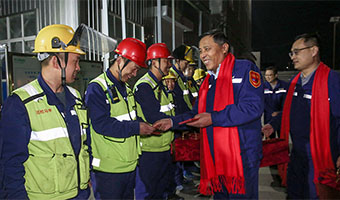 公司管理团队“除夕夜”向坚守岗位的干部员...